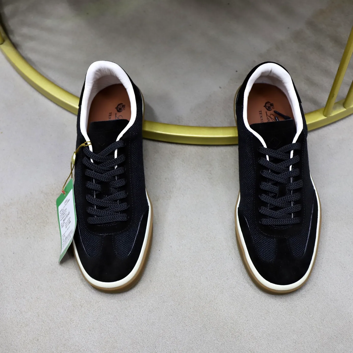 Ex-factory price: 540💰Loro Riana men’s moral training sneakers! Made from high-quality materials and designed in a low-cut silhouette, it offers an elegant and stylish look that's suitable for year-round wear. The unique double-layer sole aesthetic design, caramel cup-shaped outsole is decorated with off-white rubber trim, creating an attractive color combination. Pair with tailored pieces or jeans for a sophisticated yet casual look. The heel is decorated with soft cow leather tongue with Kummel color inserts and cotton laces with embossed LP logo. Upper: cow split suede stitching knitted fabric. Lining: original thickened soft sheepskin. Size: 38-39-40-41-42-43-44 (customized in 45.46)